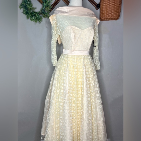 Unique vintage lace dress - Picture 1 of 3